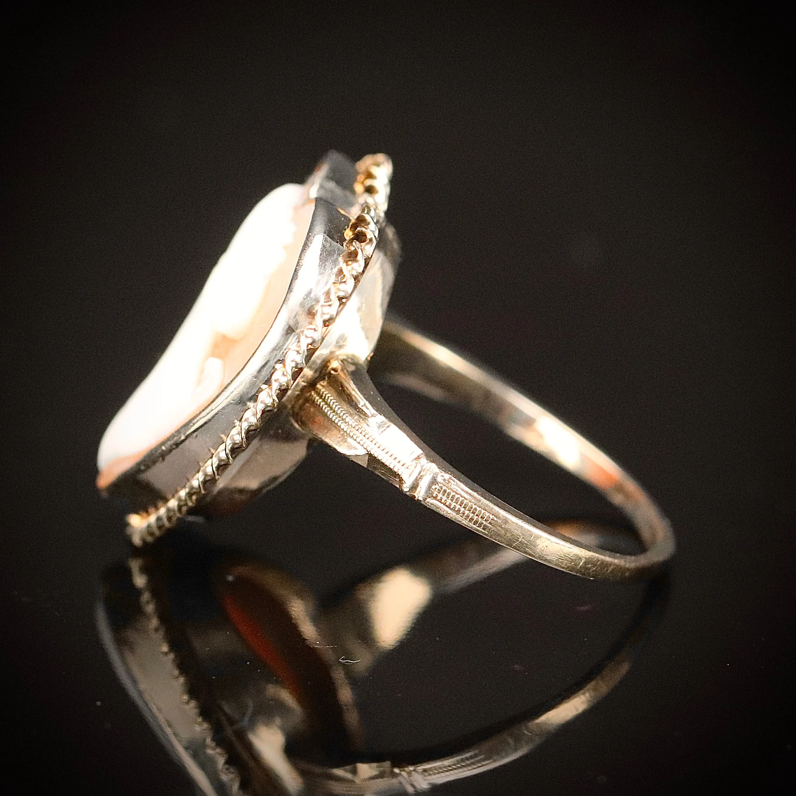 Vintage Huge heart shaped cameo ring in yellow gold