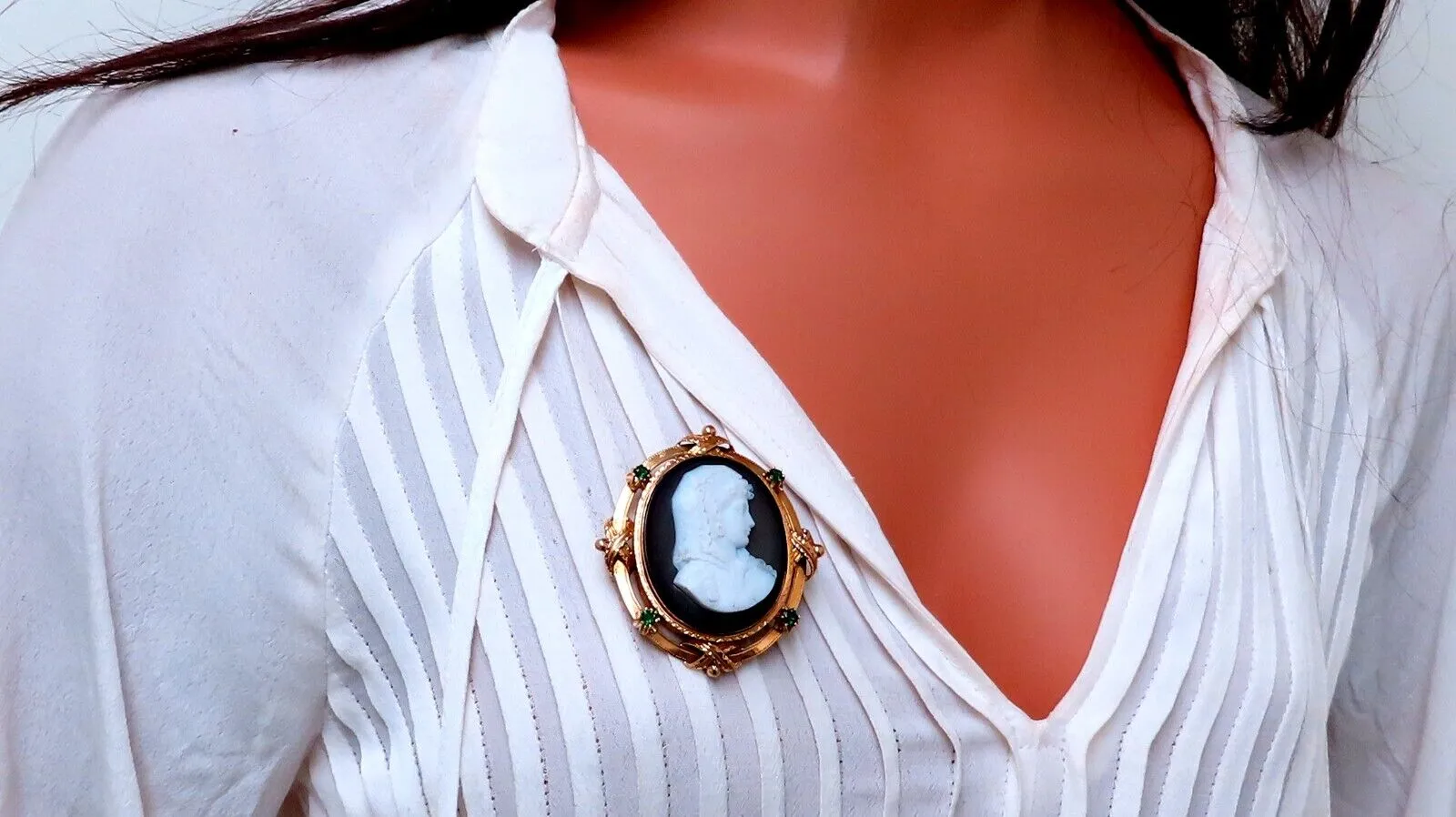 Vintage Madonna Cameo Tsavorite Brooch Pin 18kt Gold