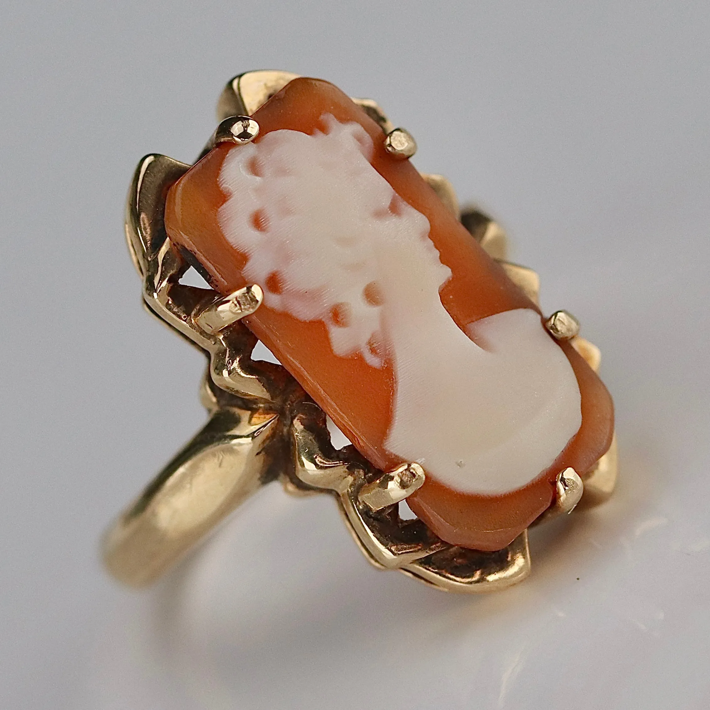 Vintage yellow gold cameo ring
